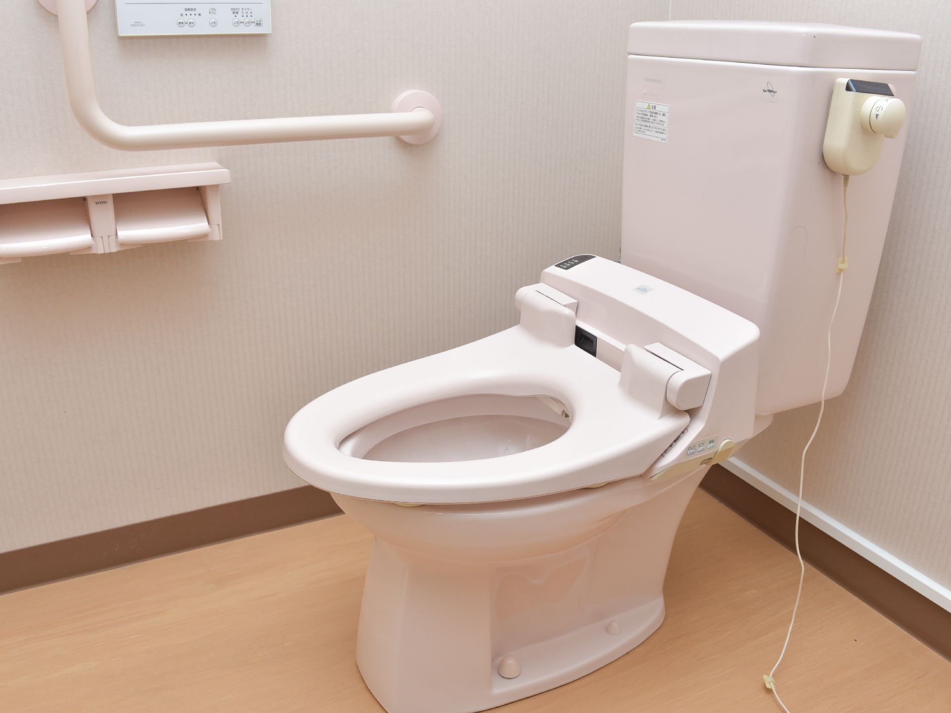 体の不自由な方も安心して利用できるようにトイレには手すりが完備。温水便座洗浄機もあり、清潔を保てるよう配慮されている。