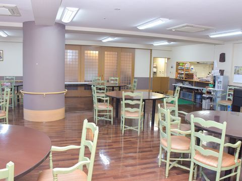 食堂内のテーブル、そして柱も丸い作りになっている。円形の丸みが優しい雰囲気の空間を作りだしている。照明も明るく、広々としている。