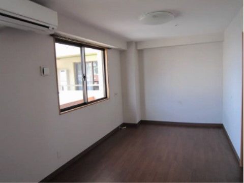エアコンが完備された、フローリングタイプのシンプルな個室