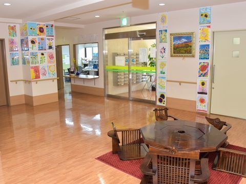 ひまわりの絵がたくさん飾られているエントランスホール