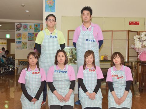 名前が書かれたエプロンを着用している６人のスタッフ