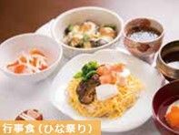 スパゲッティとグラタンとフルーツのデザートのセット