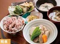 赤飯や野菜の煮物が付いた和食メニュー