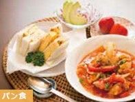 サンドイッチとトマト煮とメロンや苺のデザート