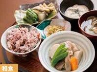 赤飯や筑前煮、おひたしや味噌汁のセット