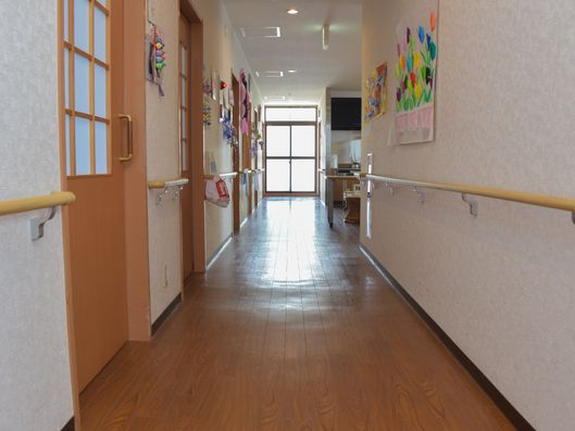 木のぬくもりを感じる廊下