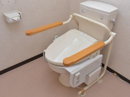 車椅子からの移動もできるトイレ