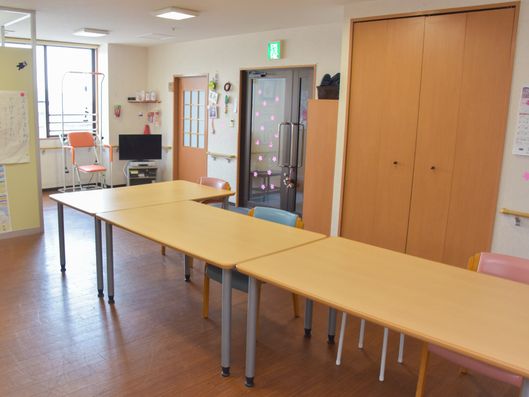 家庭的な雰囲気の広い作業スペース