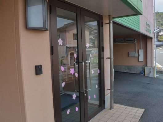 桜の花びらが迎える玄関