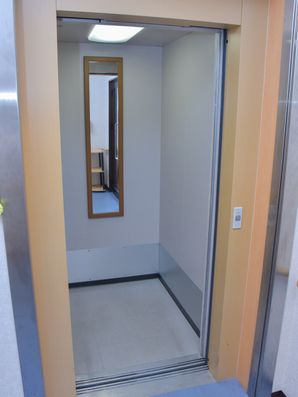 エレベーターに鏡を設置