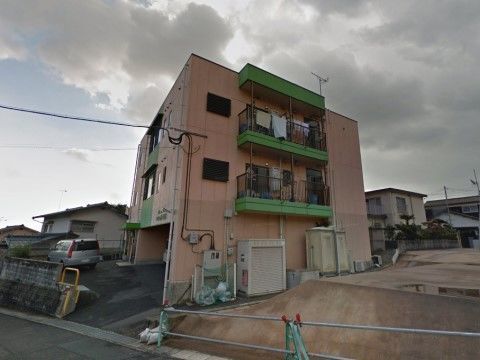 閑静な住宅街の中に建つ、四角い3階建てのグループホーム