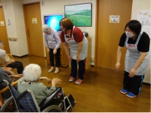 居室前にあるリビングに集まり、体操をするスタッフと入居者様たち