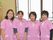 高齢の入居者の方々の生活をしっかりとサポートしてくれるピンクの制服を着たベテランの女性スタッフが勢揃いしている。