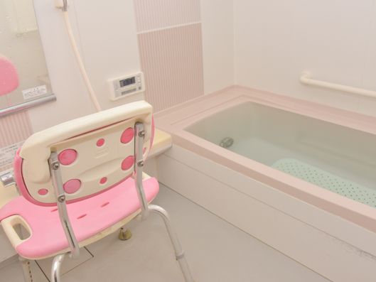 浅めに作られた浴槽