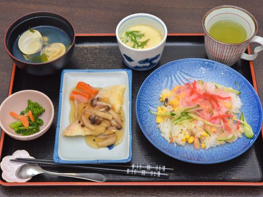 取っ手付のコップを使用