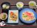 見て楽しい、食べても美味しい、栄養面もしっかりと考えられている食事。食事の際の湯飲みは取っ手がついている。