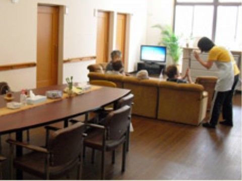 食卓横に設けられた、ソファとテレビが置かれた共用スペース