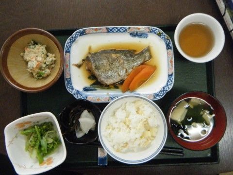 山菜や煮魚など、健康的で栄養バランスの良い和食メニュー