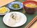 小さなサイズのおにぎり、葉野菜と人参のお浸し、人参と大根が具になっている味噌汁がトレイに並んでいる。デザートはパイナップル。