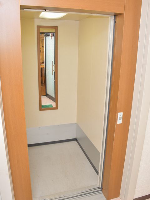 施設内のエレベーター内の後部には縦長の鏡が付いているので、車いすを利用している方の乗り降りがスムーズにできる。