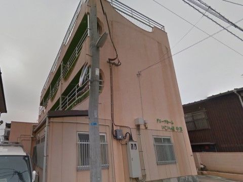 周辺に高い建物はなく、敷地内に駐車スペースがある住宅