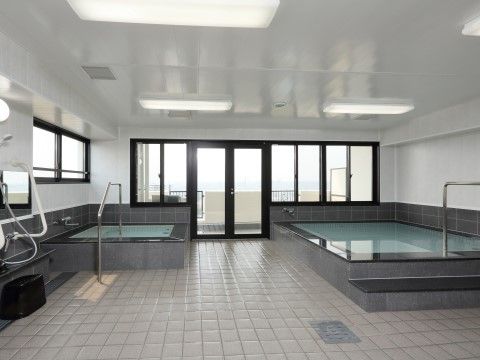 2つの浴槽がある。床は転びにくい仕様のタイルである。窓も大きく広々とした空間で、広大な景色とお風呂を楽しめる。