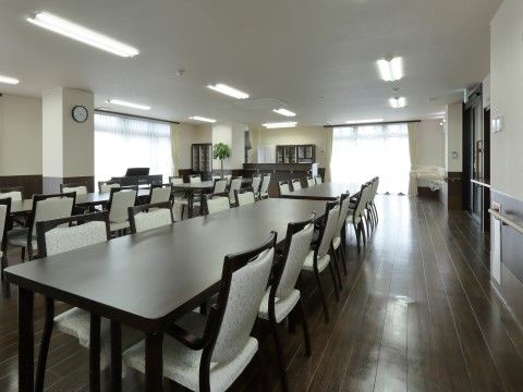 開放感を味わえる広々とした食堂兼機能訓練室。大きな窓から陽の光が差し込み、フローリングは落ち着きのある色である。