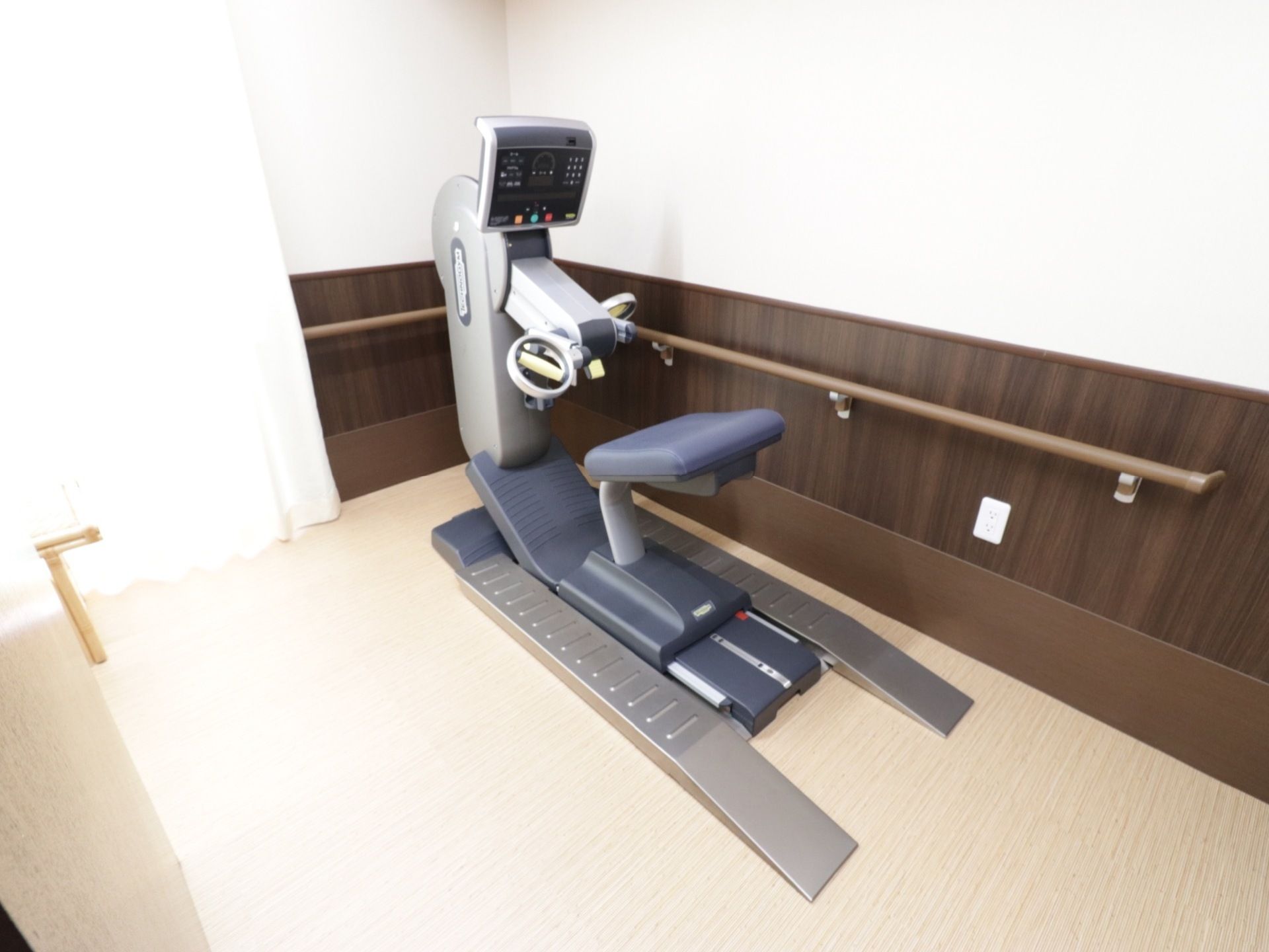併設の高齢者向けフィットネスジムで使用されているトレーニングマシン。リハビリや健康増進にご利用いただける。