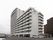 白亜の高級マンションを思わせる施設の外観。14階建てのうち9階までは建坪一杯に、10階以上は約半分の面積上を占めている。