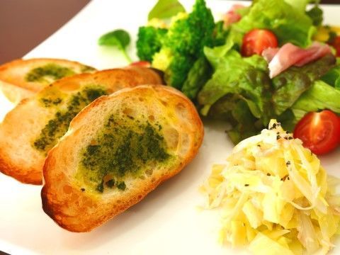 ガーリックトーストや色鮮やかなサラダが盛られたワンプレート
