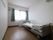 施設利用者が過ごす部屋には介護用のベッドと収納のための引き出しが置いてある。また快適に過ごせるようにエアコンが取り付けられている。