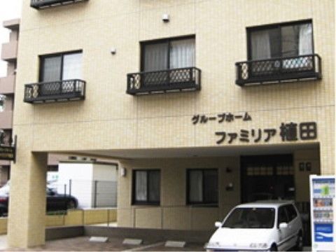 自動販売機が設置されている、ホーム敷地内にある駐車場