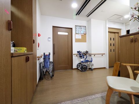 近くにエレベーターが設置されており、廊下との間に段差のない玄関