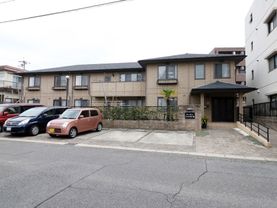 施設の外観である。建物は二階建てで、敷地内には駐車場が完備されている。また車いすでも移動が出来るようにスロープが設置されている。