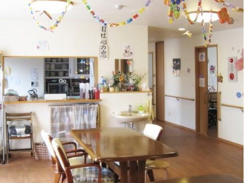 天井にカラフルな装飾が施されている、家庭的な雰囲気のリビング