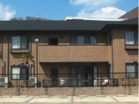 駐車場が完備されている、ブラウンを基調とした外観の住まい