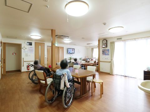 車椅子をご利用の方もゆとりをもって過ごせるリビング