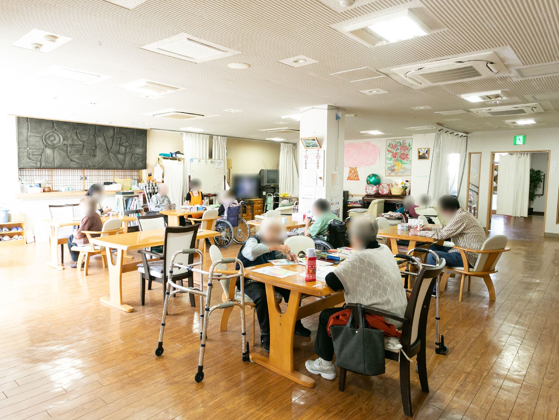 多くのテーブルや椅子をご用意している共有スペース