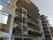クリーム色と黒のシックな配色の７階建ての施設外観。落ち着いた雰囲気のマンションのような外観は、浮くことなく街並みに馴染んでいる。