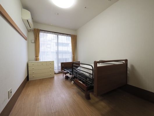 手すり付きのベッド