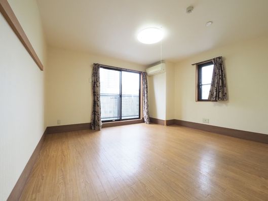 ベランダと小窓がある部屋