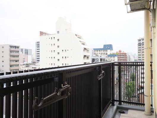 黒い柵のベランダ