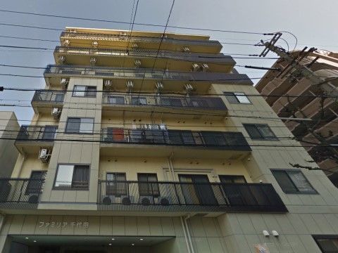 エントランス近くの外壁に施設名が書かれている建物