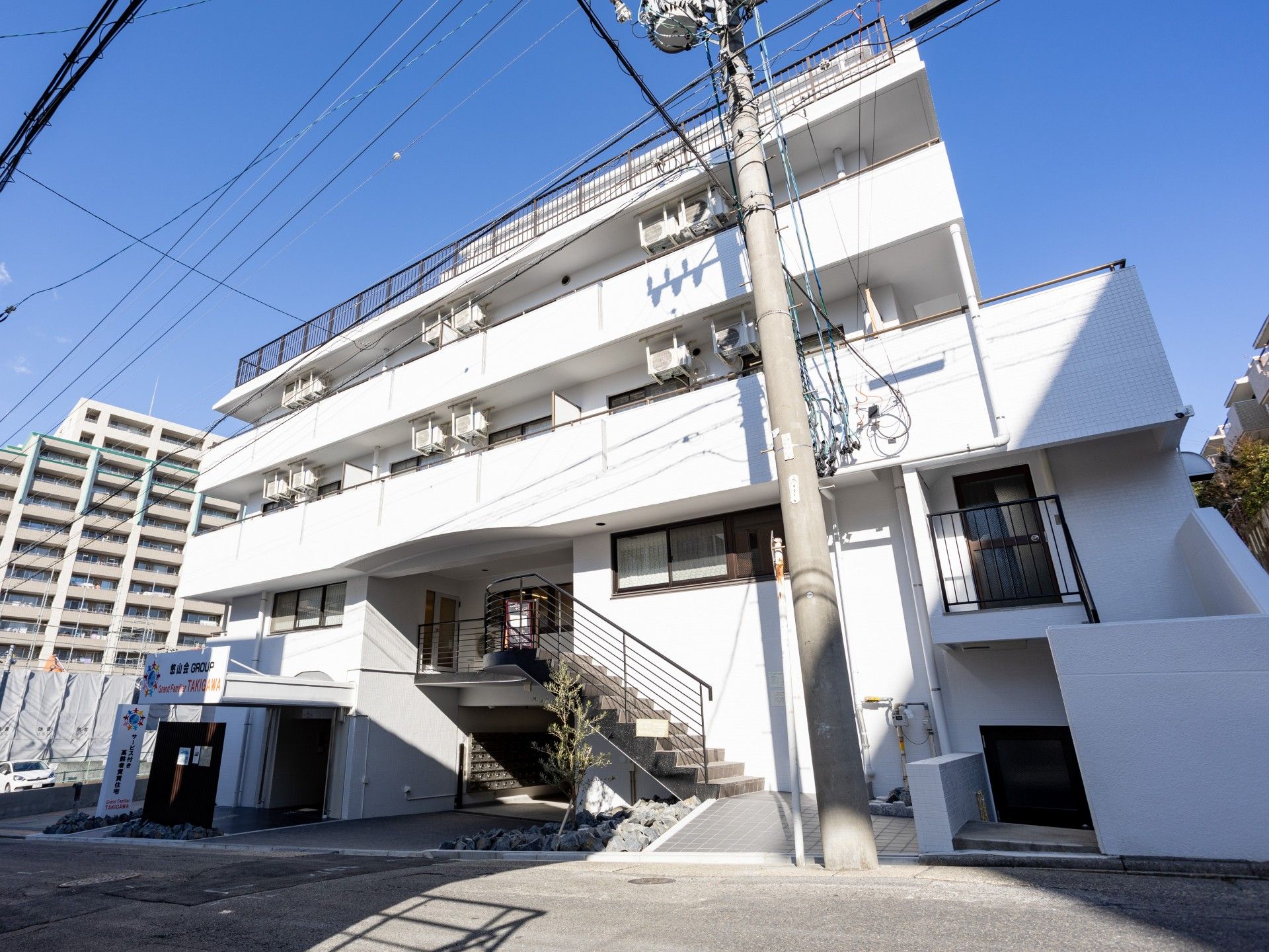 白い建物の外観