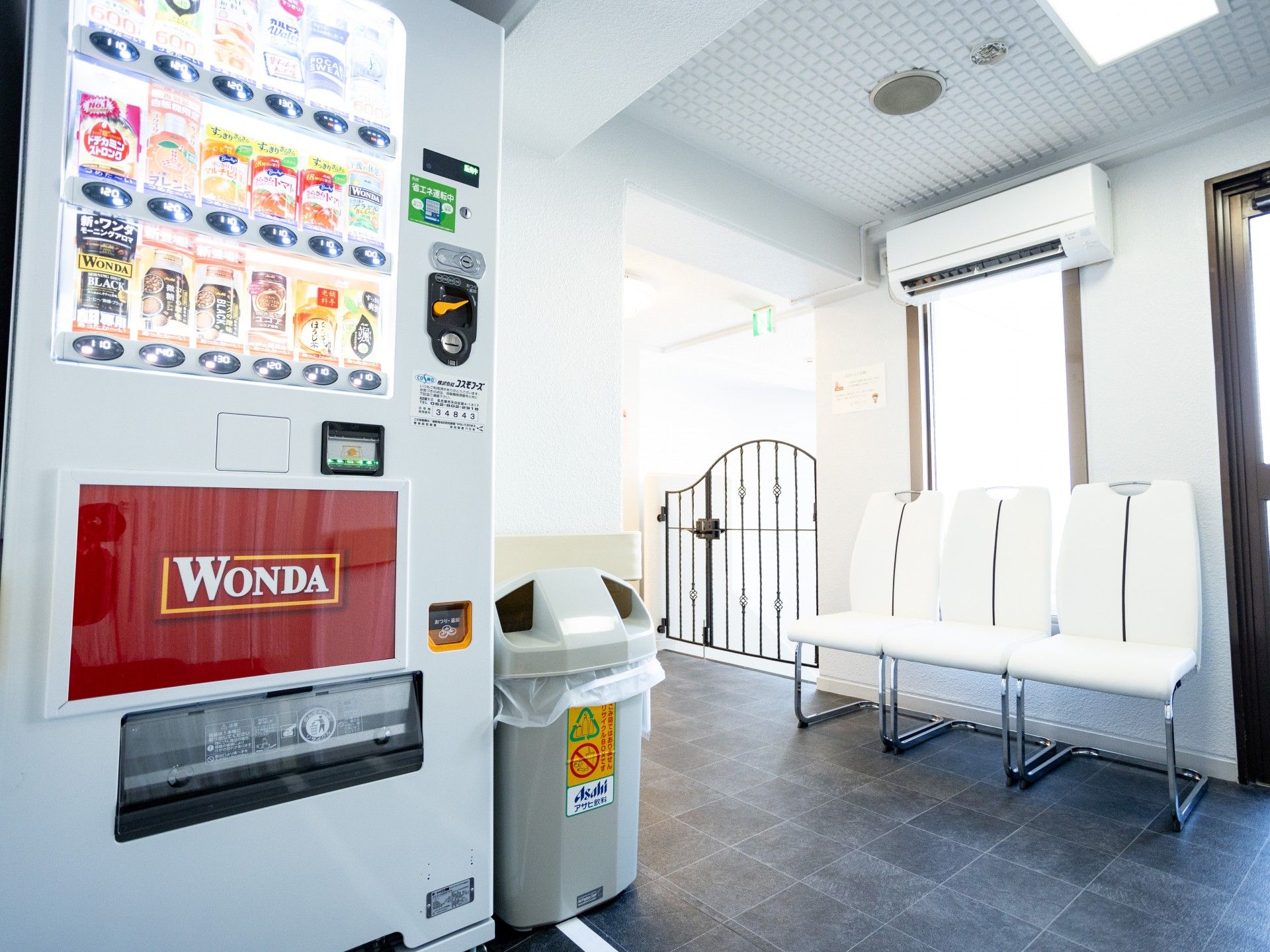 飲み物の自動販売機と椅子