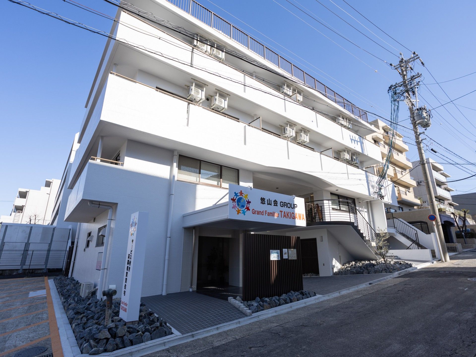 白い建物の外観