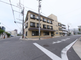 静かな住宅街の交差点の風景