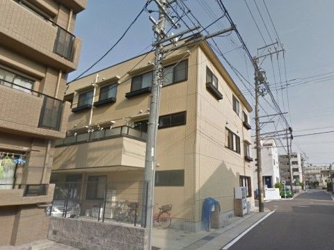 静かな住宅街の中に建つ、３階建ての四角いグループホーム