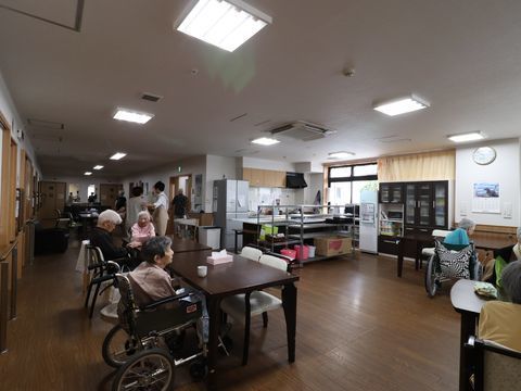 通路途中に設けられている、仕切りのない開放的なリビング
