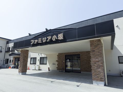 大きな屋根付きの車寄せが設けられているエントランス